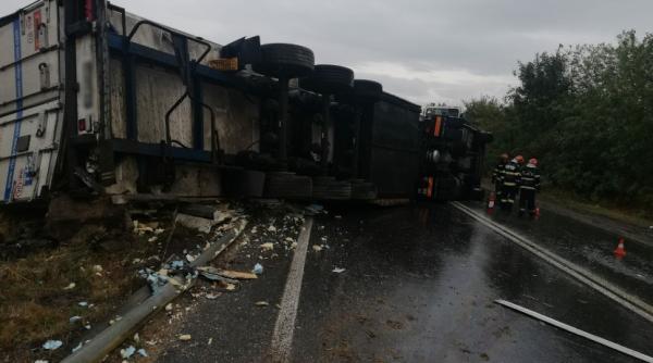tir rasturnat pe dn6 soferul este ranit trafic ingrunat