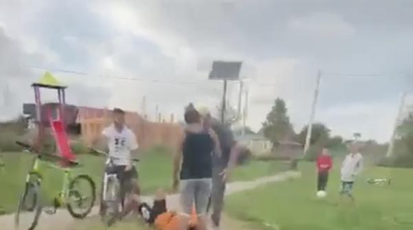 scene de groaza intr un parc din timis doi parinti au batut un minor cu bestialitate pentru un gest banal