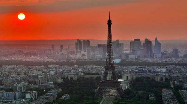 atac sangeros la paris barbat ranit grav cu un cutit