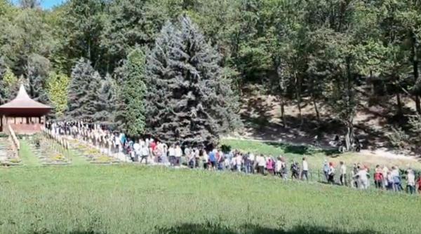 distantare fizica lipsa  mii de oameni  la coada la mormantul parintelui arsenie boca   video