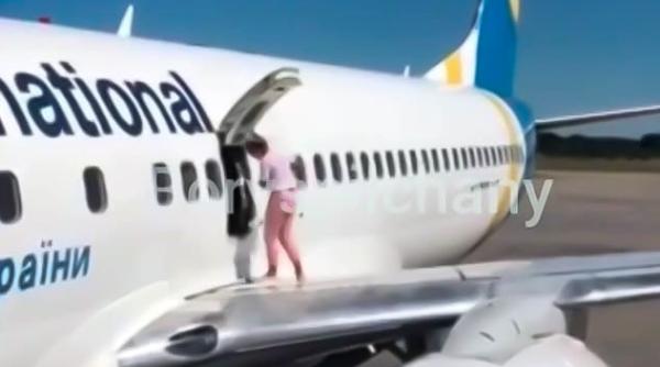 video  moment socant  se plimba pe aripa unui avion  ce sanctiune a primit