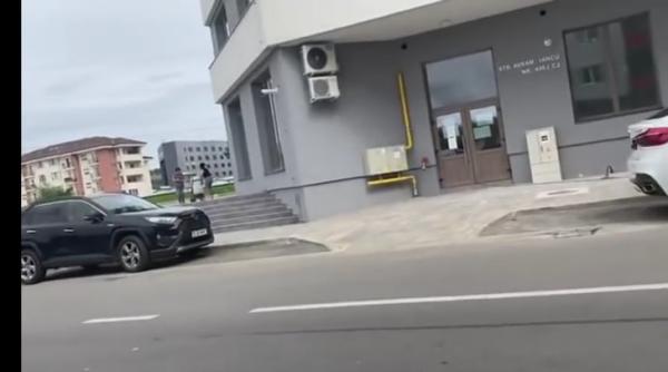 video doua tinere s au batut crunt pentru un loc de parcare