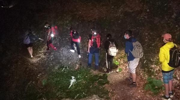 adolescenti din ploiesti coborati de salvamontisti de pe munte