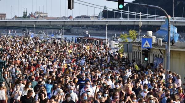 budapesta scufundata in proteste lant uman de 8 000 de persoane