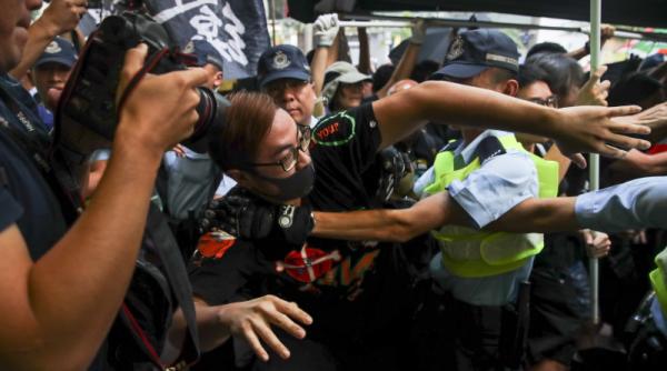 proteste hong kong fetita de 12 ani trantita la pamant si arestata video
