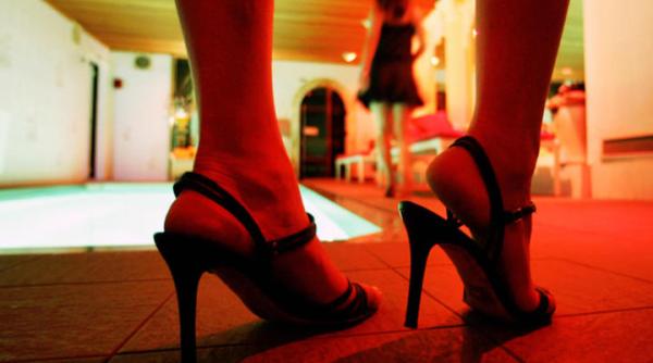 o mama si cele doua fiice ale ei trimise sa se prostitueze de un brailean de 19 ani