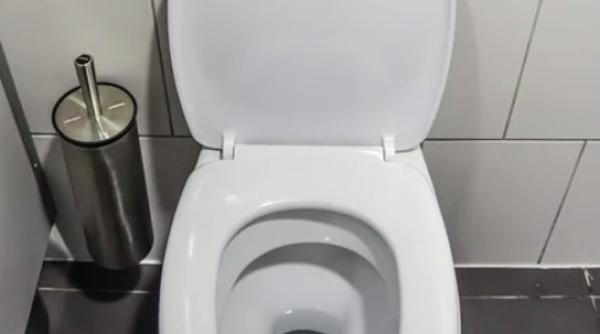 a simtit o durere pe toaleta si s a uitat in jos nu i a venit sa creada