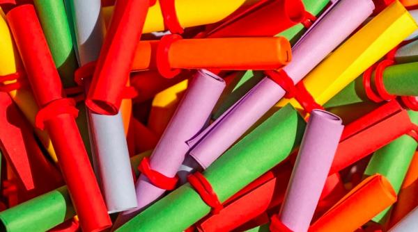 o fundatie implicata in acelasi scandal ca premierul va parasi tara