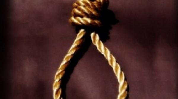 pedeapsa ingrozitoare pentru o fata de 14 ani spanzurata de maini de tatal ei