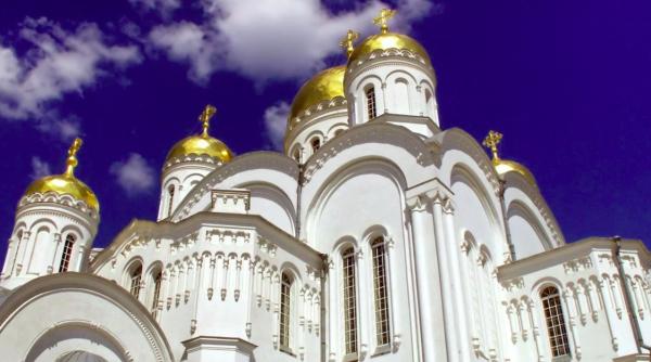 tot mai multi clerici infectati cu covid 19 arhiepiscopul romano catolic de alba iulia si episcopul de husi internati in spital