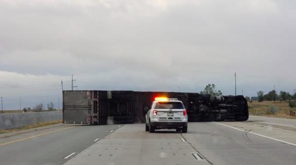 zeci de camioane rasturnate pe autostrada de vant imagini incredibile