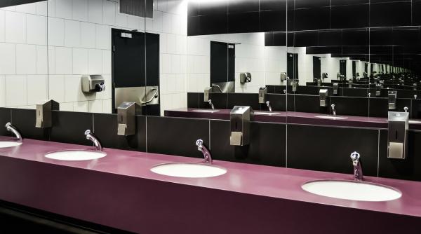 o femeie a alunecat in baia unui mall din bucuresti si s a imbogatit peste 78 000 lei i au intrat in cont