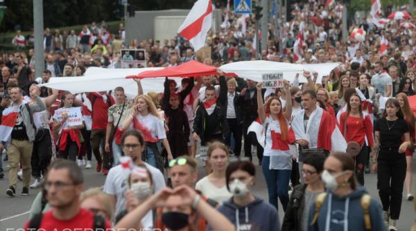 protest masiv in belarus zeci de mii de manifestanti in strada