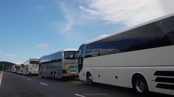 doi soferi de autocar si un ghid retinuti pentru trafic de migranti au incercat sa corupa un politist