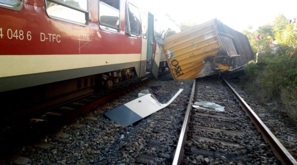 container cazut pe calea ferata trafic feroviar oprit