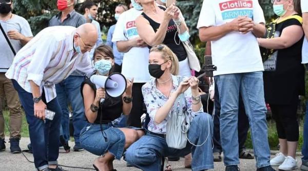 dovada de dubla masura in cazul lovin si cerva jandarmii fac cordon in jurul a doua protestatare si le fac educatie in strada