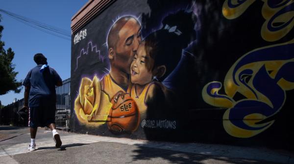 podeaua pe care kobe bryant a jucat ultima data baschet scoasa la licitatie cu un pret enorm