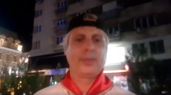 ceausescu  sarbatorit in strada  ce scria pe tortul pe care l a primit