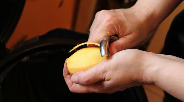 de ce sa iti pui felii de cartof pe ochi rezultat uimitor