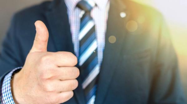 deputat surprins uitandu se la imagini pornografice in timpul unei dezbateri parlamentare