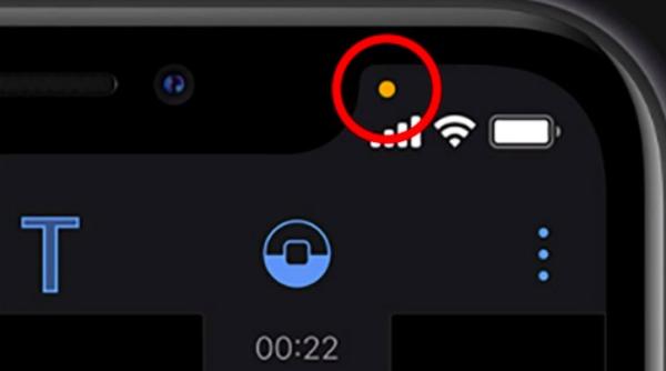 atentie la acest punct oranj din coltul smartphone ului microfonul te inregistreaza