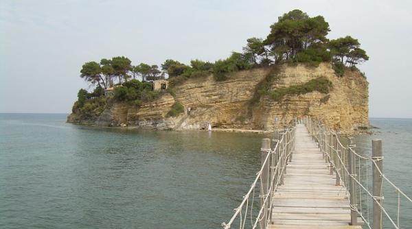 ciclonul ianos a distrus podul care leaga zakynthos de cameo