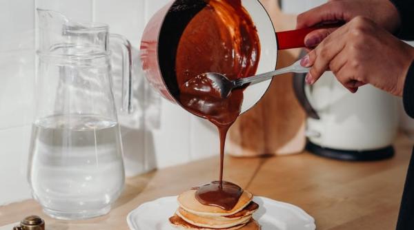 clatite suedeze pufoase dulcele de nerefuzat reteta perfecta pentru weekend