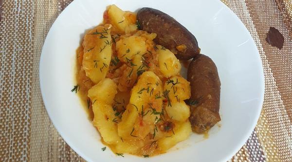 mancare de cartofi cu carnati nu se compara cu nimic reteta savuroasa