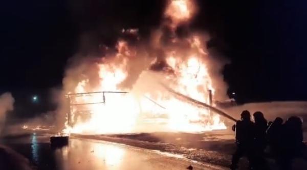 tir plin cu ulei a ars ca o torta pe autostrada bucuresti pitesti