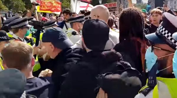 bataie la proteste s au impartit pumni si picioare intre manifestanti si politisti video