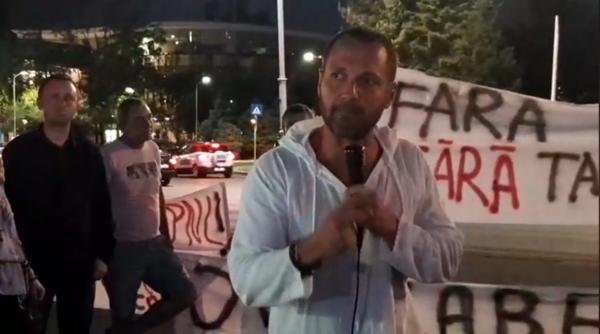 protest anti botnita avem un video cu avocatul chitic care disparuse s a intors furios pe scena am fost interzis
