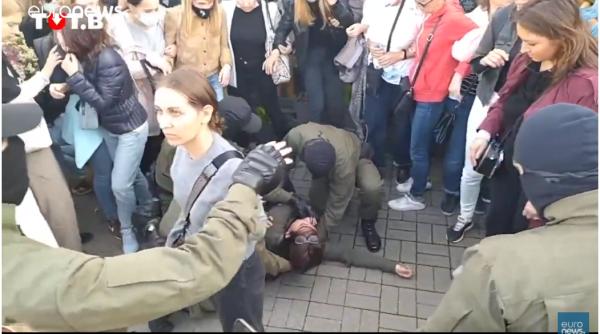 proteste violente in belarus s a lasat cu arestari femeile luate la tinta video