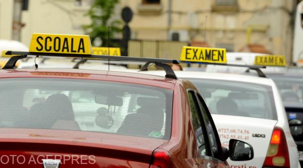 video un politist examinator a adormit in timpul unei probe practice pentru obtinerea permisului auto