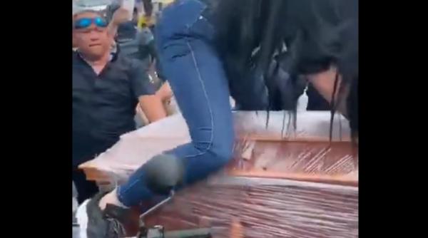 dans lasciv pe sicriu ce a facut o femeie la inmormantarea sotului