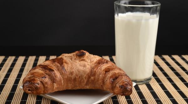 revoltator directoare acuzata ca fura din cornul si laptele copiilor