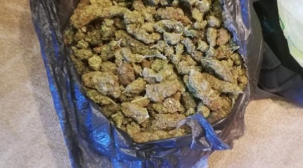 tanar din arad  prins in flagrant in timp ce vindea cannabis  descinderi la locuintele acestuia