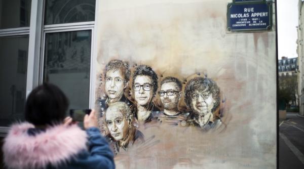 4 injunghiati in paris langa fostul sediul charlie hebdo