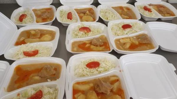 ce mancare primesc pacientii unui spital din sibiu bucataresele au conservat o tona de legume pentru sezonul rece