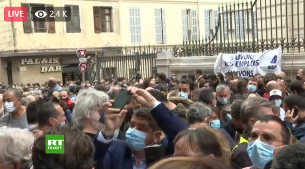 protest de amploare impotriva deciziei autoritatilor de a inchide restaurantele si barurile video