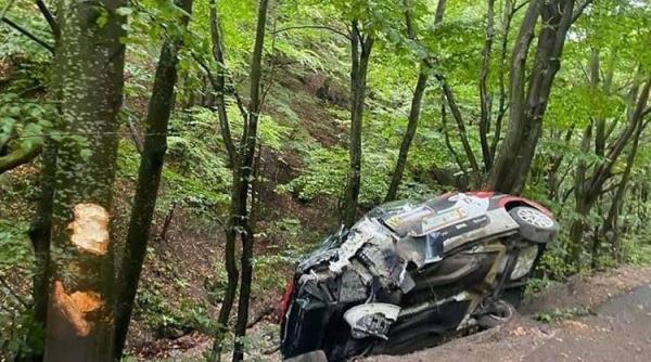 doua accidente au avut loc la raliul transilvaniei  probele au fost suspendate