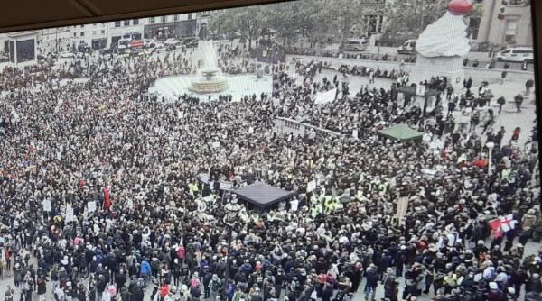 proteste violente in londra politisti bagati in spital protestatari arestati