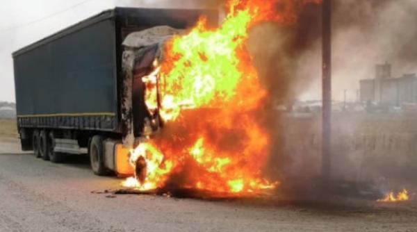 tir in flacari din cauza unui scurtcircuit un stalp de telefonie afectat