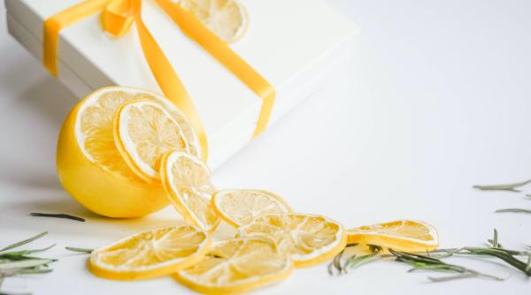 pune cateva coji de lamaie in frigider truc fabulos