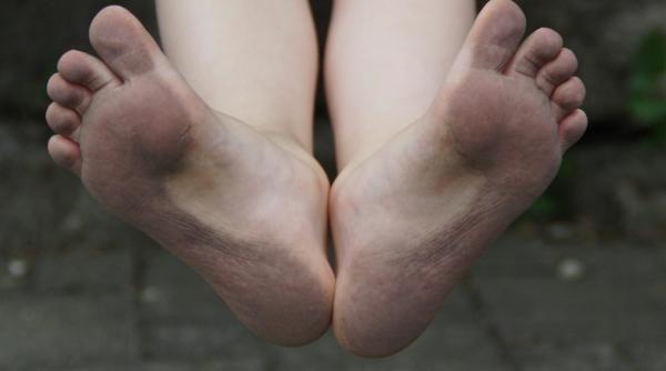 bebelus dezbracat si plin de noroi in centrul orasului multime numeroasa in jurul sau