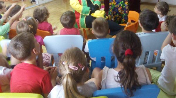 25 de copii otraviti de educatoare cu piureul de fructe unul dintre micuti a murit