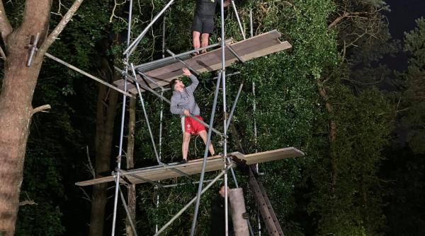 video mobilizare impresionanta pentru salvarea unei pisici care a ramas blocata intr un copac