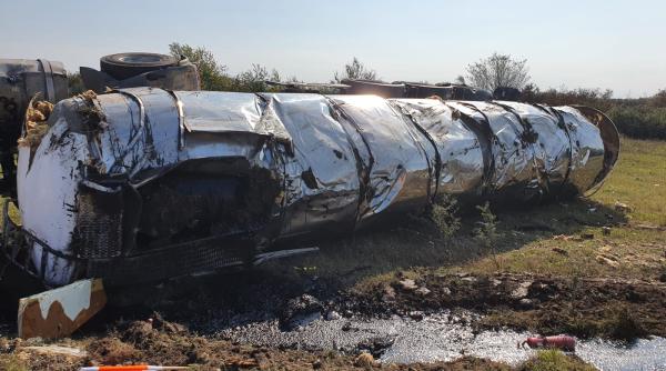 o cisterna incarcata cu bitum s a spart dupa ce s a rasturnat pompierii intervin acum