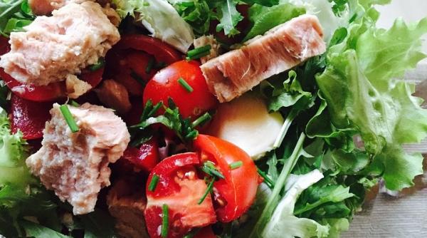 salata de ton cu rosii si ceapa ideea perfecta cand nu ai timp de gatit si este delicioasa