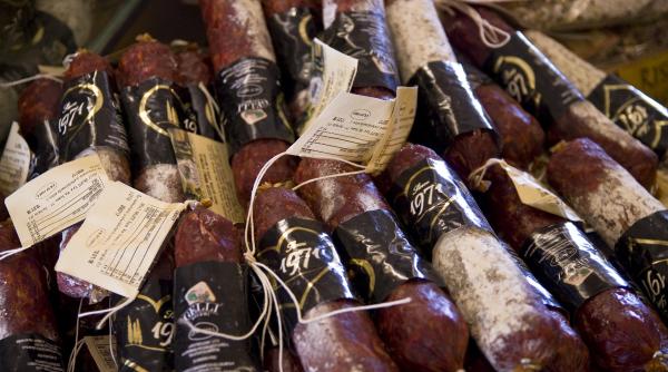 barbat prins intamplator in tramvai dupa ce furase 21 de salamuri explicatii cu iz de comedie matusa divortata pionul principal