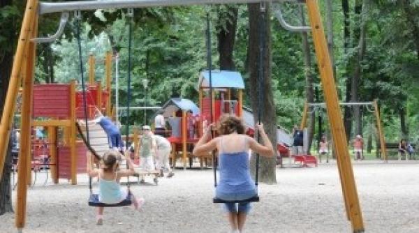 gest revoltator au smuls gardul unui loc de joaca pentru a l instala in curtea lor